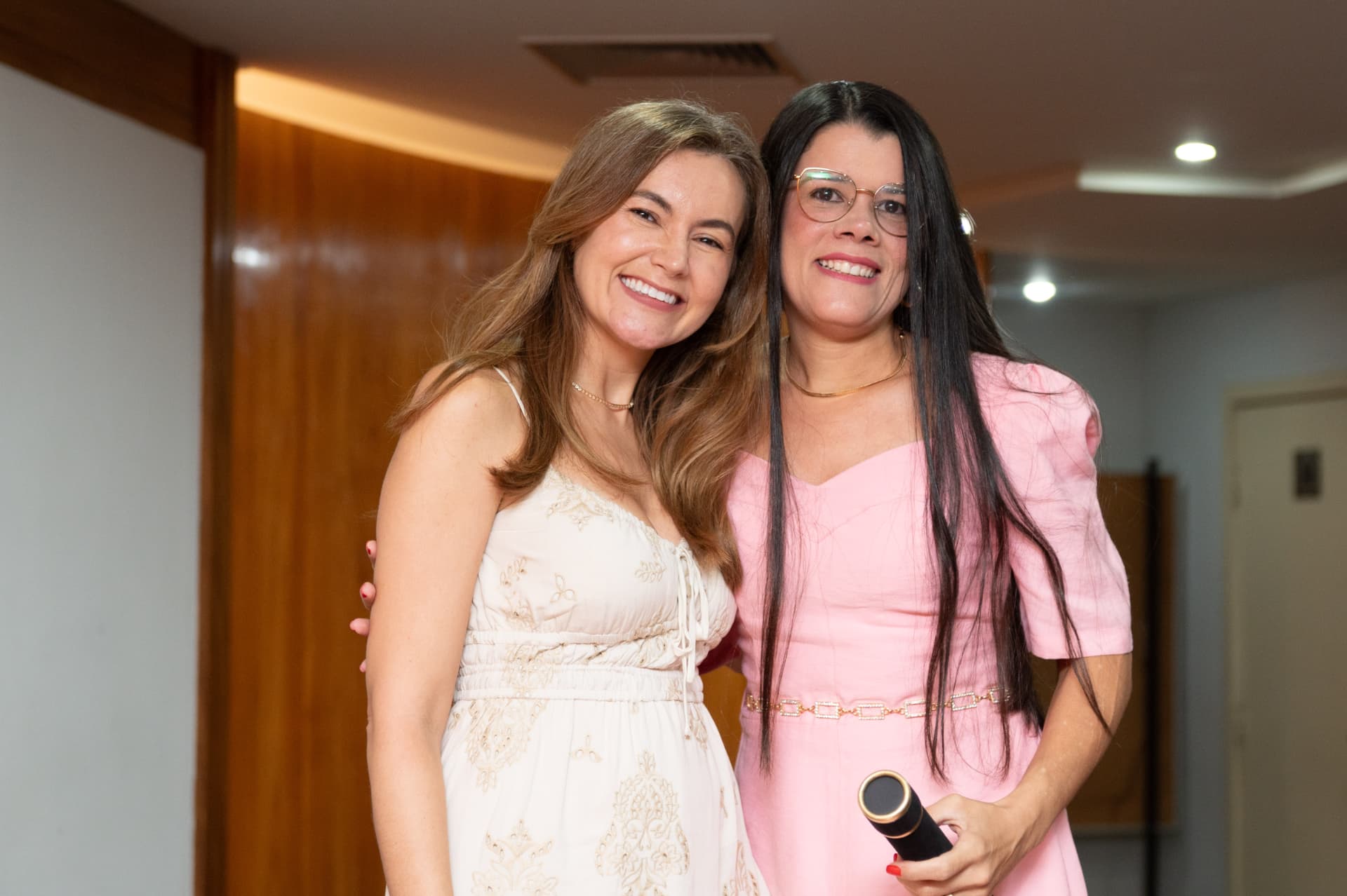 Turma 01 da Pós 2026 — aluna com o diploma da pós