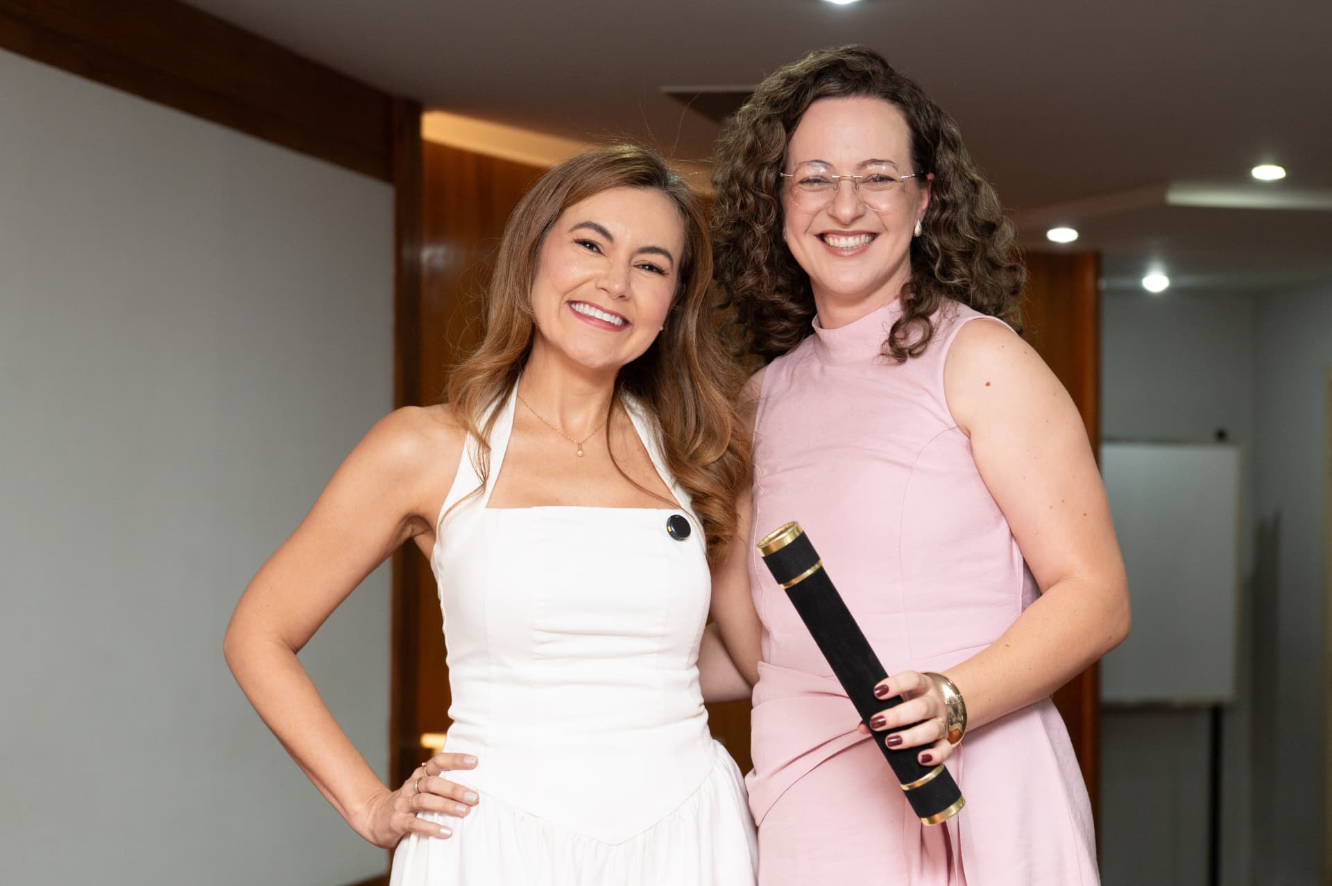 2ª turma — formanda de vestido rosa com o canudo de formatura