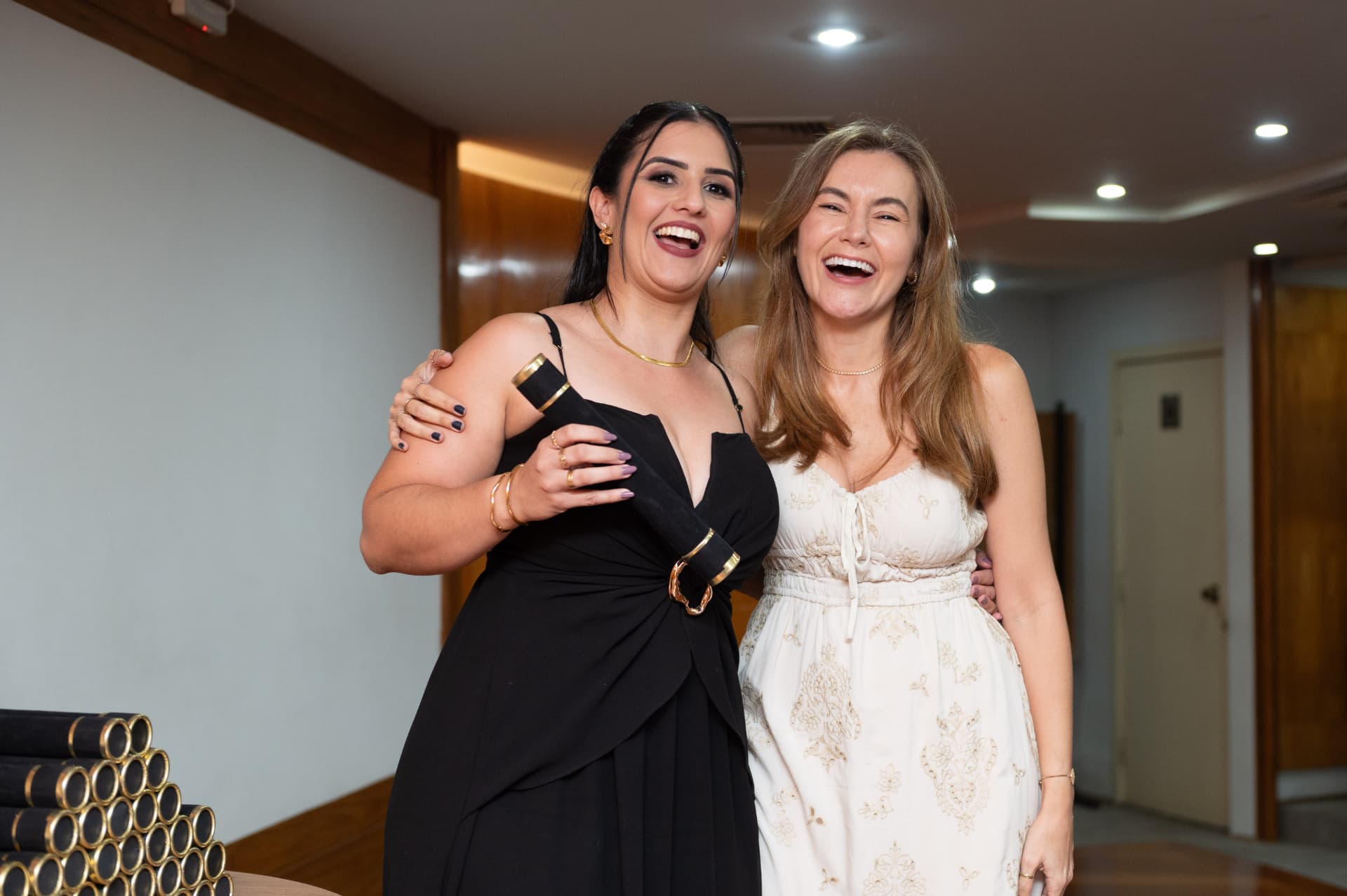 Turma 01 da Pós 2026 — alunas comemorando a conquista