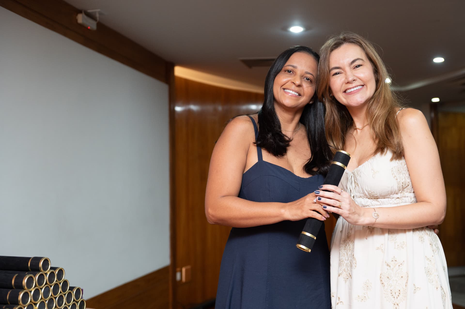 Turma 01 da Pós 2026 — aluna e professora com o canudo de formatura